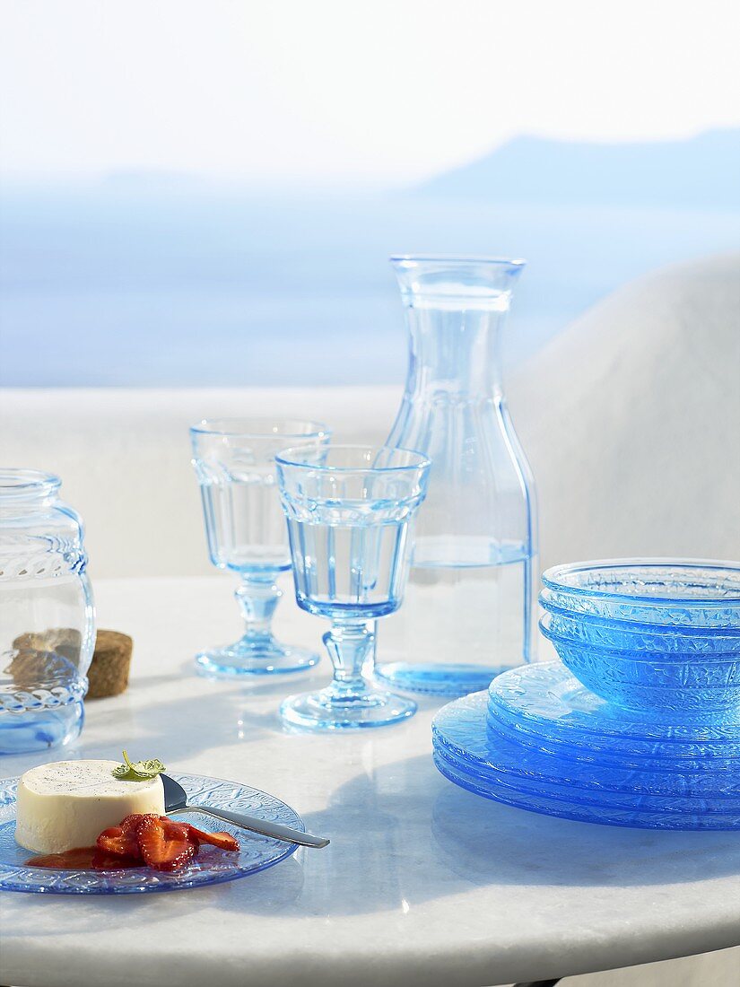 Sommerlich gedeckter Tisch mit Meerblick (Griechenland)
