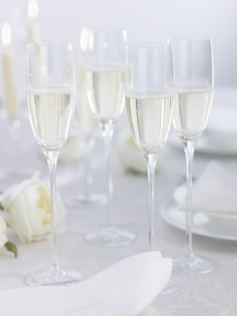 Champagner auf festlich gedecktem Tisch