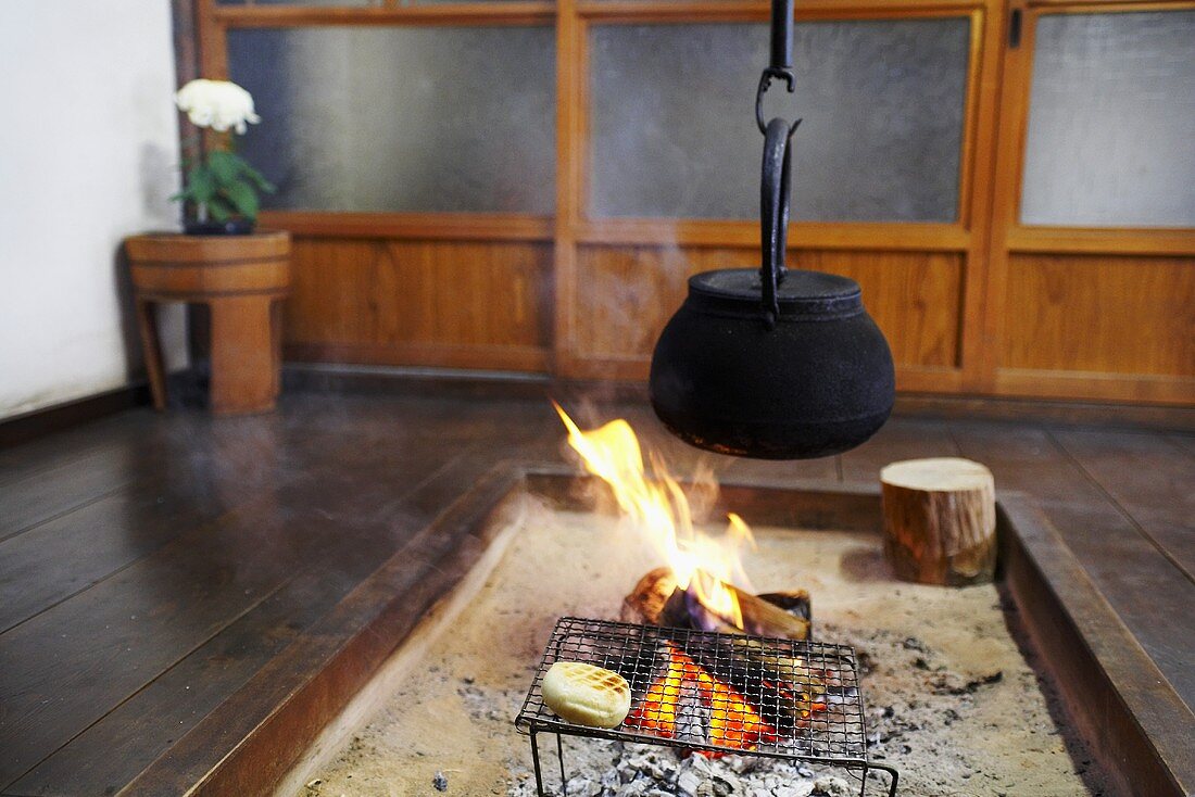 Irori: Japanische Koch- und Feuerstelle mit Sand, eingelassen in den Fussboden des Wohnraumes