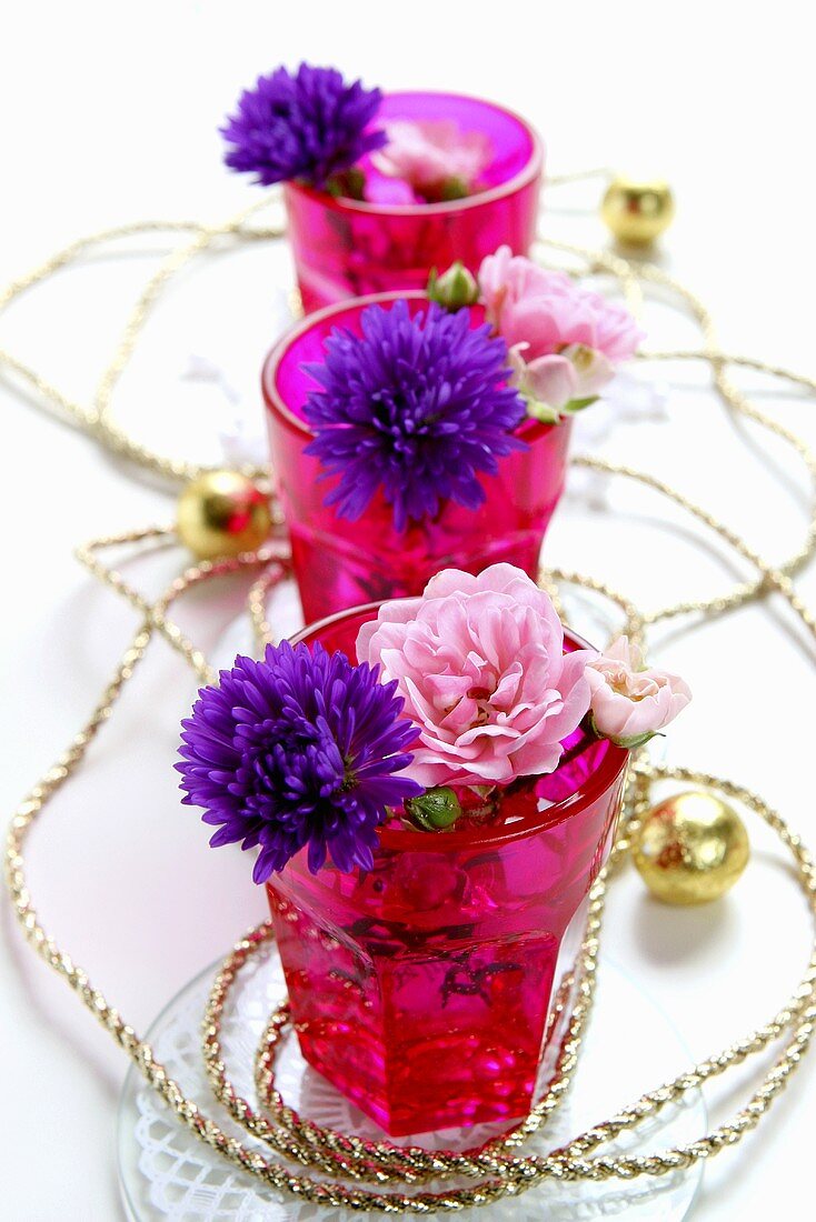 Fresh flowers and chain (table decoration)