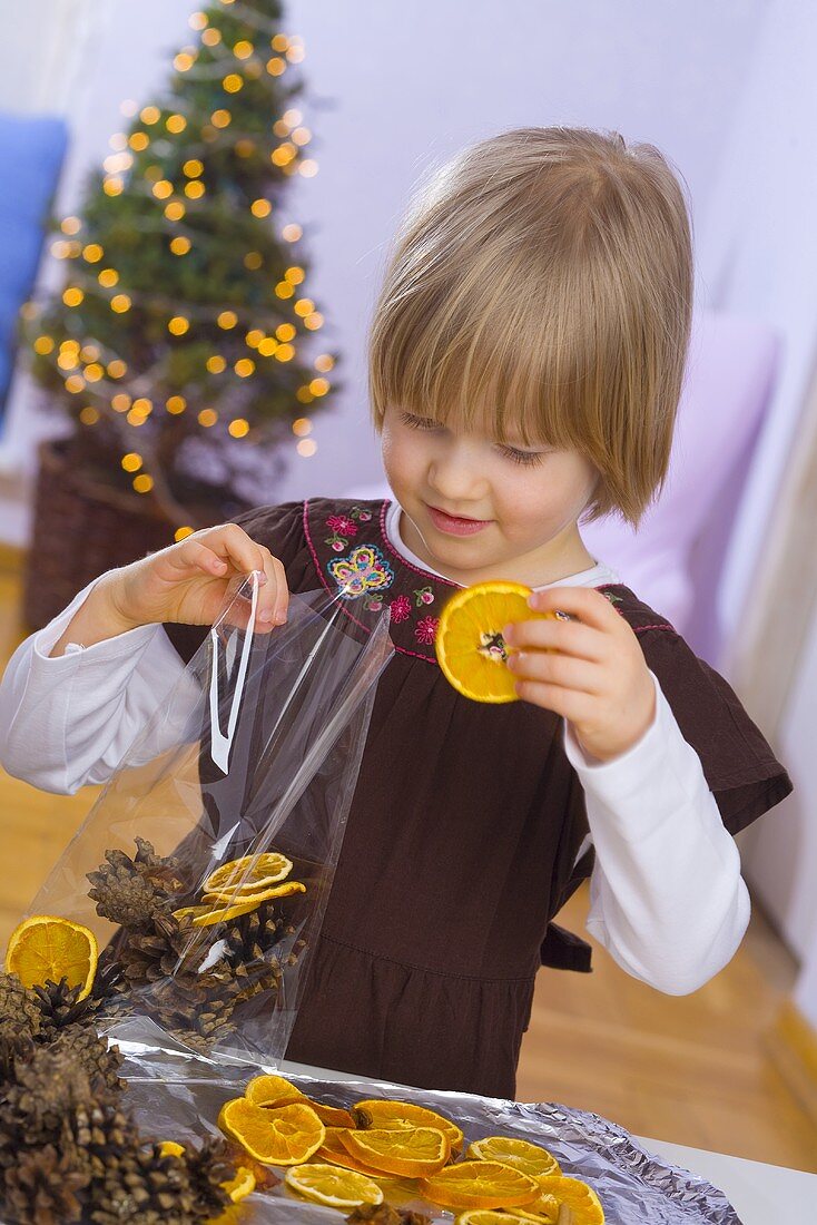 Kleines Mädchen stellt Weihnachts-Potpourri zusammen