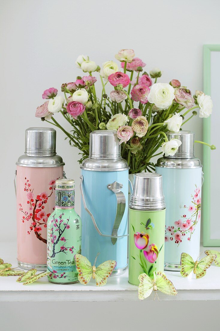 Pastellfarbene Thermoflaschen mit Blumendeko