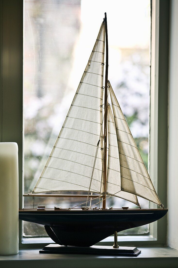 Modell-Segelschiff am Fenster