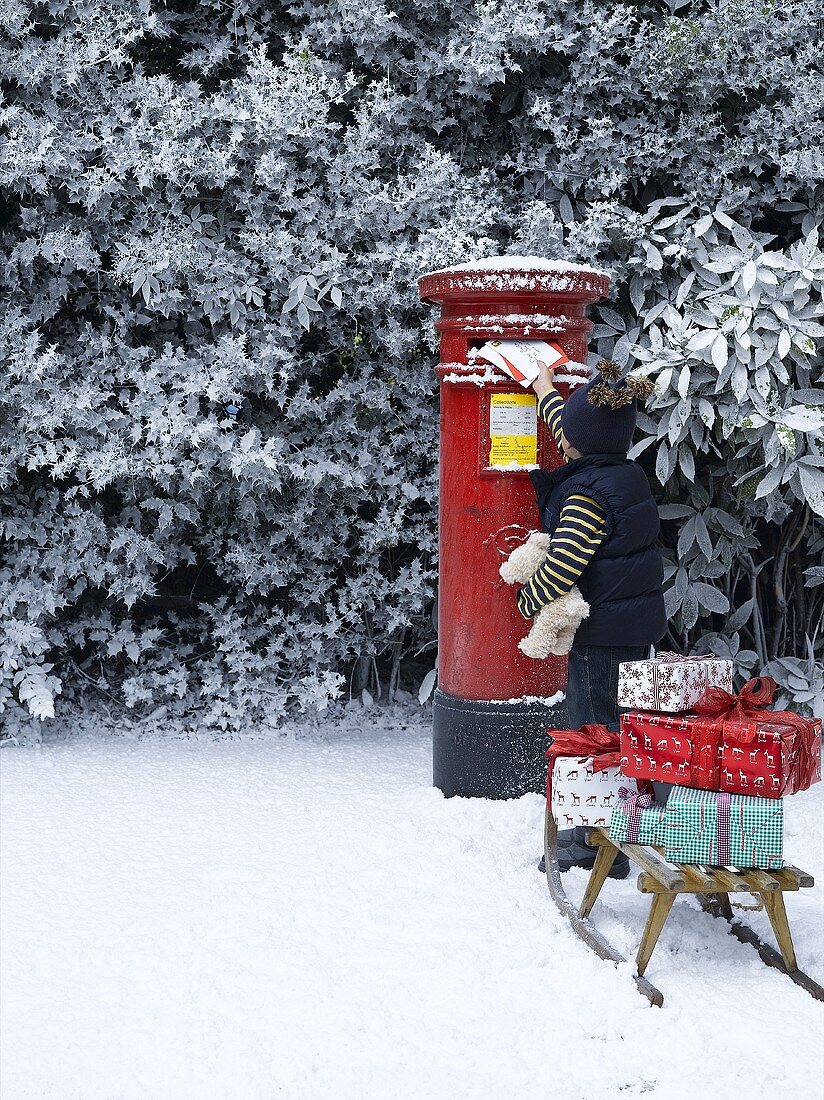 Kind wirft Weihnachtspost in Briefkasten (England)
