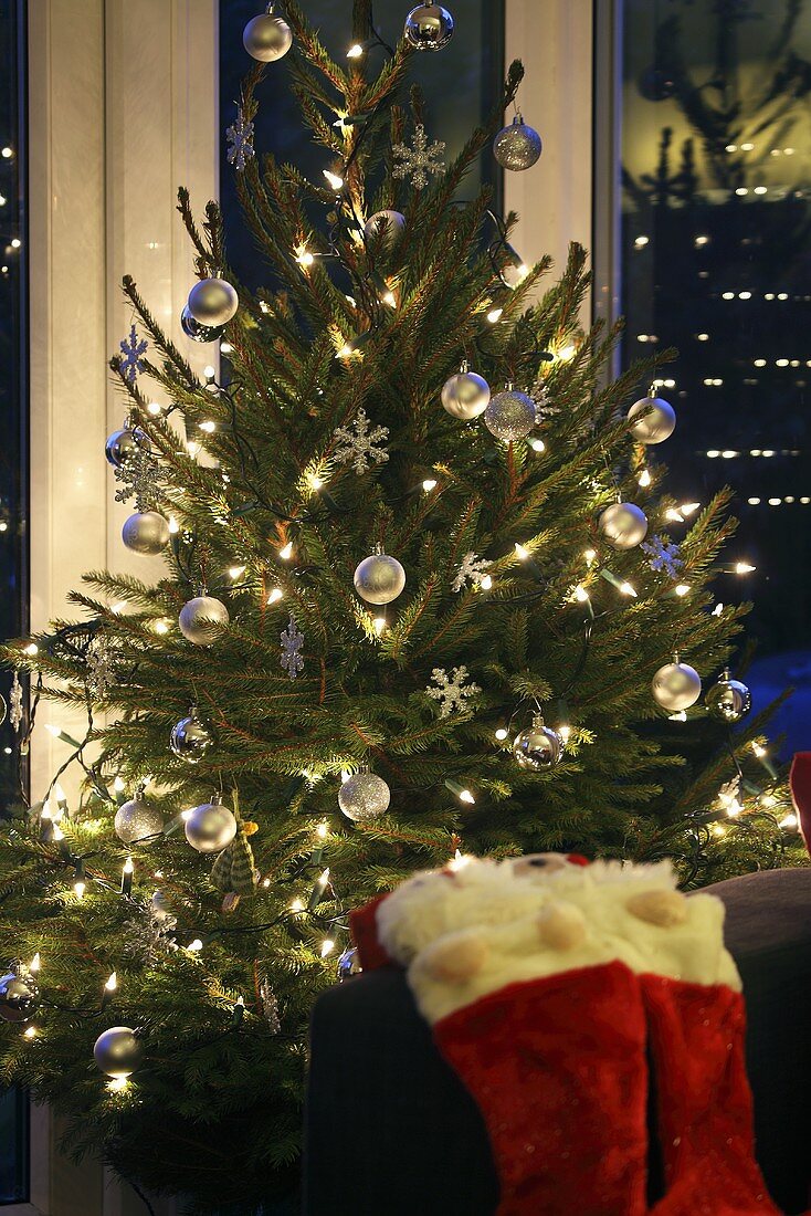 Geschmückter Weihnachtsbaum in einem Wohnzimmer