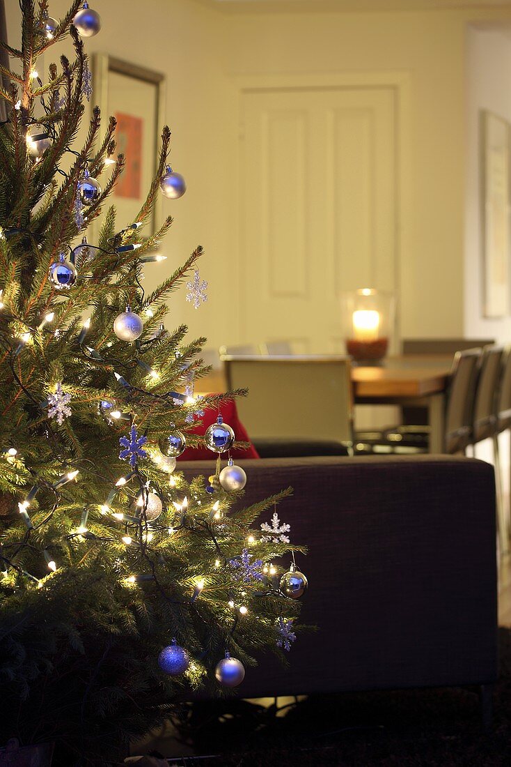 Geschmückter Weihnachtsbaum, im Hintergrund Esstisch