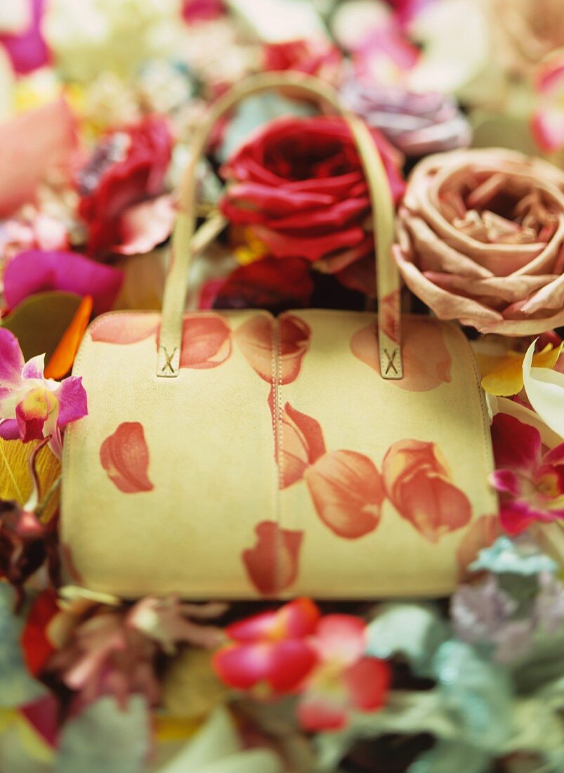 Handtasche mit Rosen dekoriert