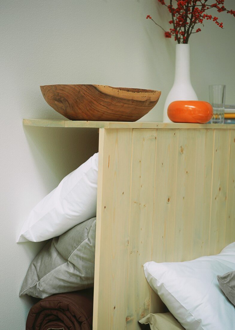 Holzwand mit Stauraum, auch als Kopfende vom Bett