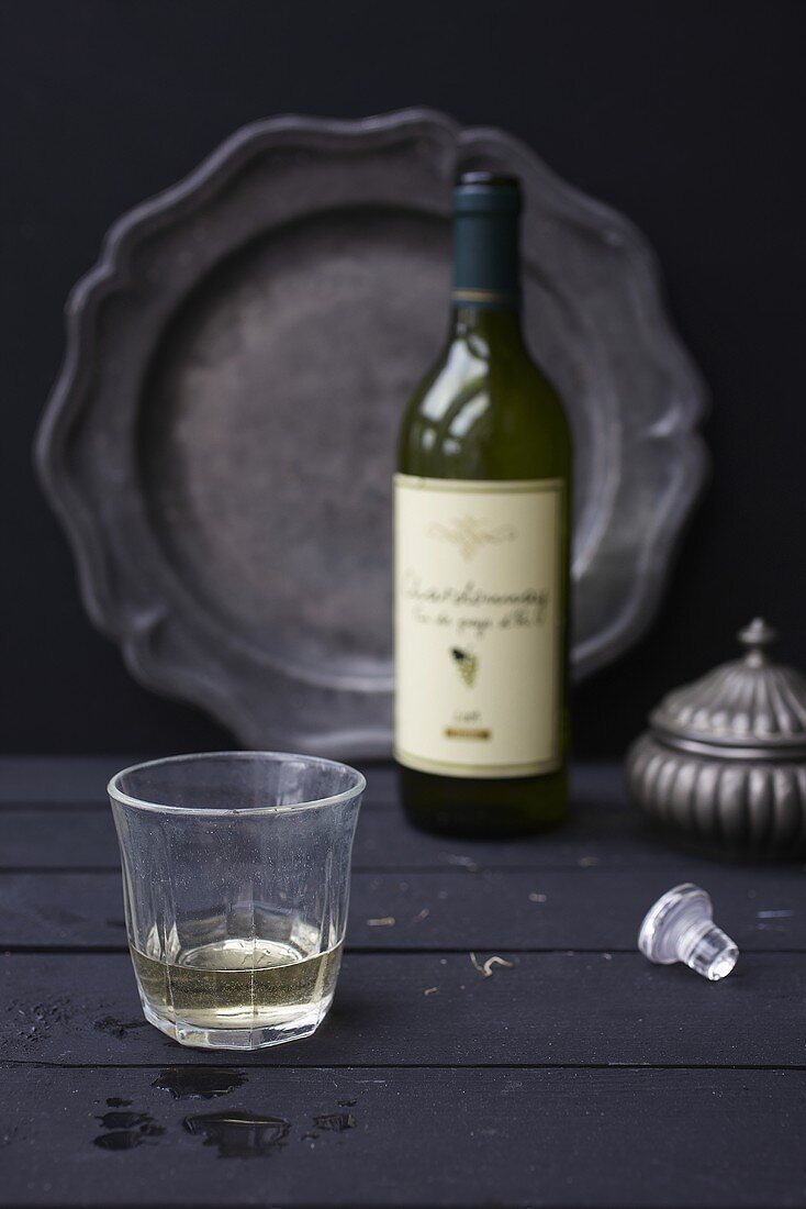 Weinflasche mit Weissweinglas