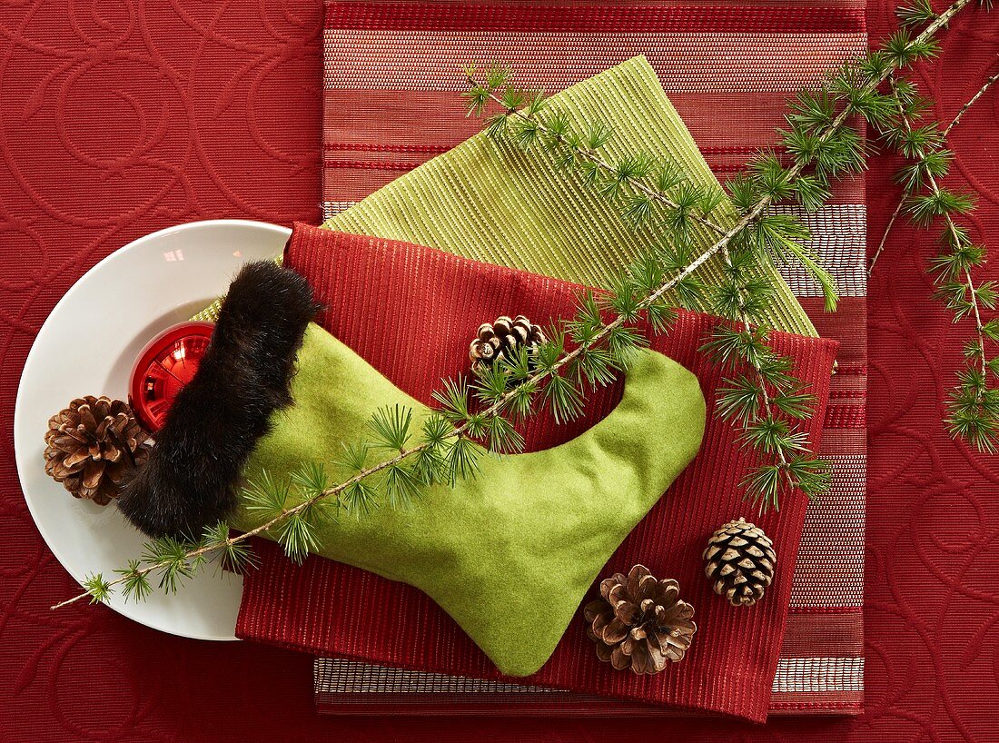 Weihnachtsstiefel mit Dekoration und Tischwäsche