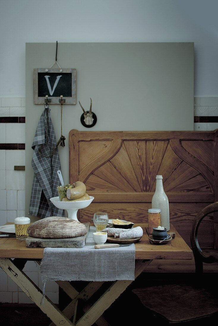 Bäuerliche Brotzeit mit Brot, Wurst & Bier auf rustikalem Tisch