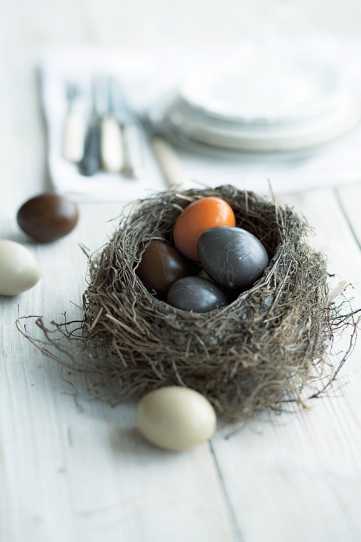 Gefärbte Eier im Osternest