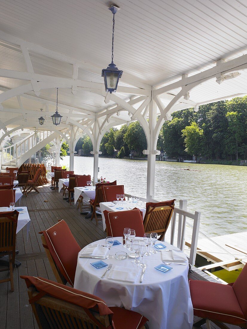 Restaurant-Terrasse des Hotel Le Pavillon Bleu mit Blick auf Fluss (Olivet, Frankreich)