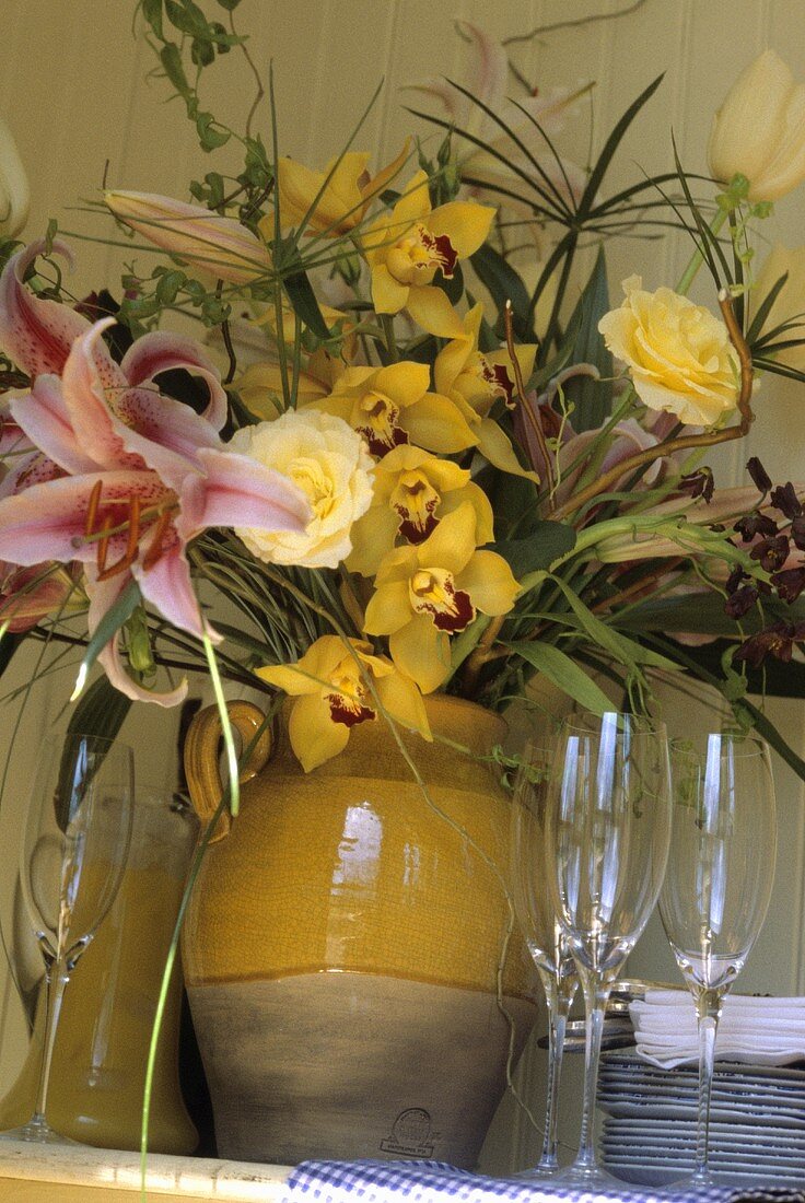 Eleganter Blumenstrauss mit Lilien am Sektbuffet