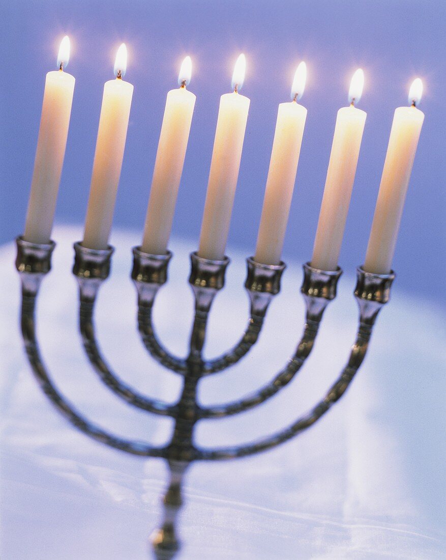 Siebenarmiger jüdischer Leuchter mit brennenden Kerzen