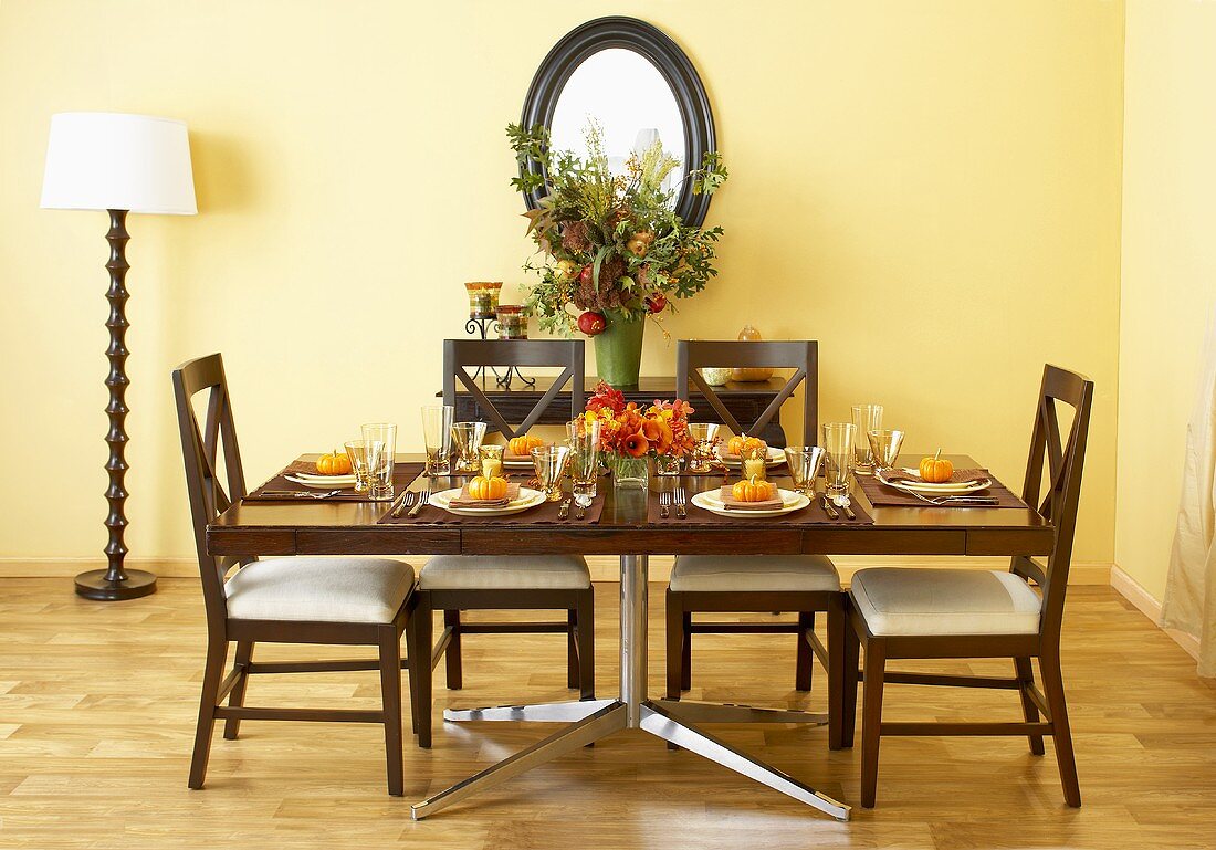 Herbstlich gedeckter Tisch im Wohnzimmer