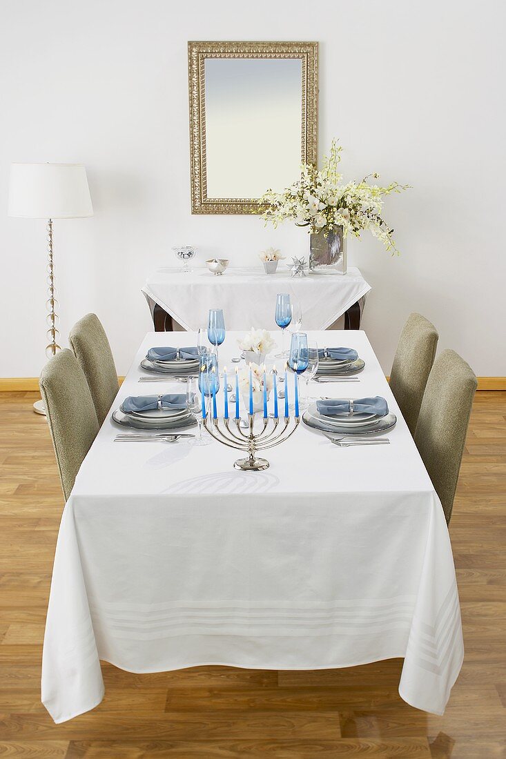 Gedeckter Tisch für Hanukkah im Wohnzimmer