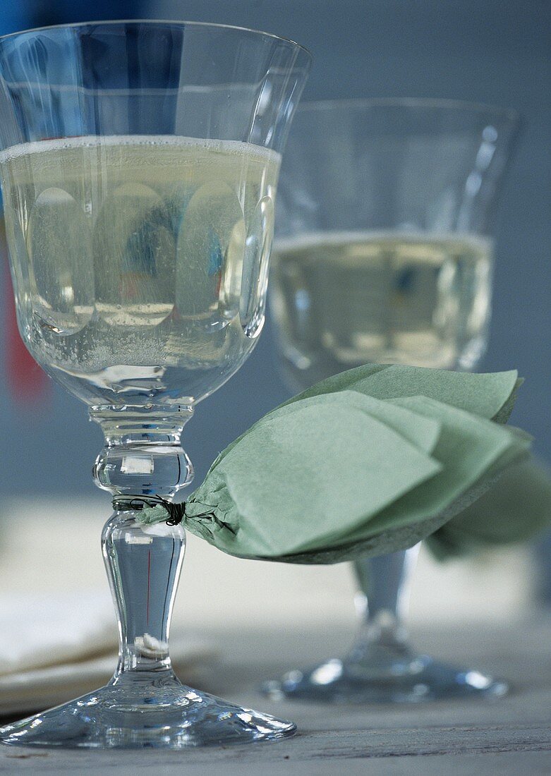 Glas mit Seidenpapier-Blättern dekoriert