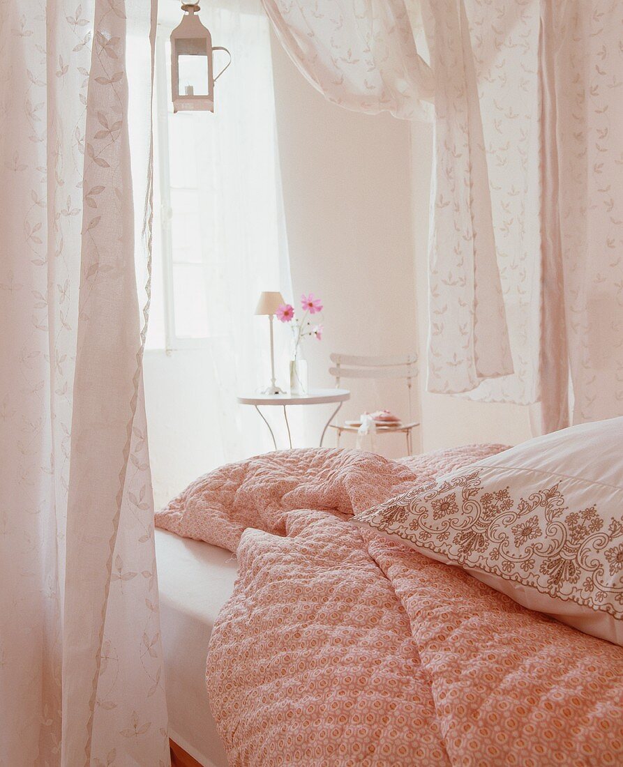 Sommerliche, rosa gemusterte Steppdecke in luftigem, femininen Schlafzimmer