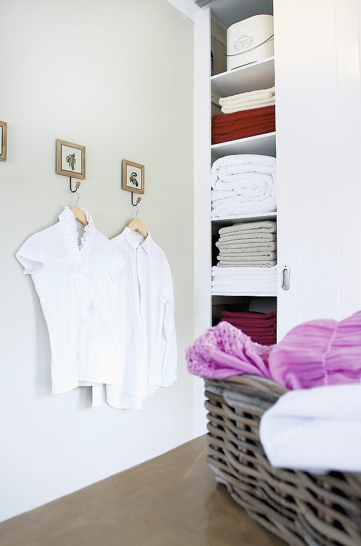 weiße Blusen hängen auf Kleiderbügeln