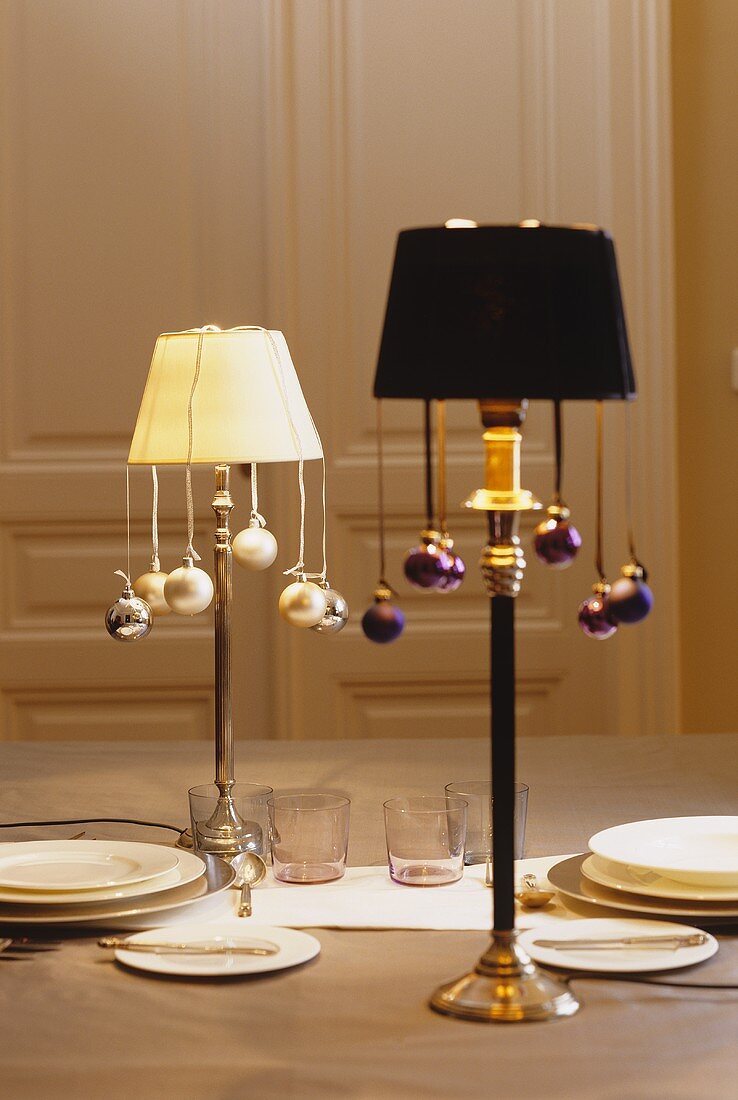 Tischlampen mit Weihnachtskugeln dekoriert in elegantem Ambiente