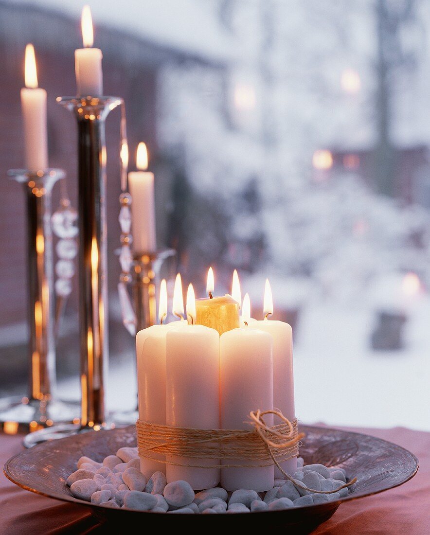 Schale mit Kieselsteinen und Kerzen