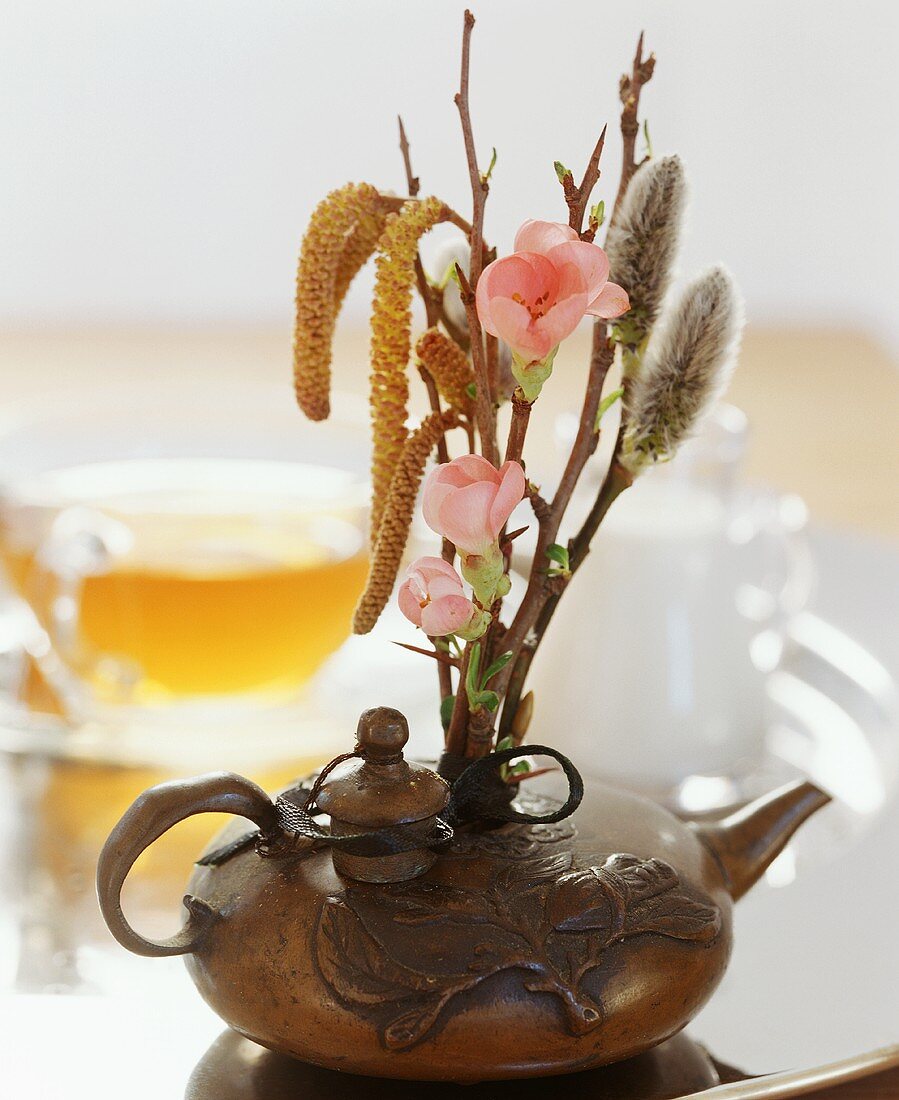 Frühlingsblumengesteck in einer Keramikkanne
