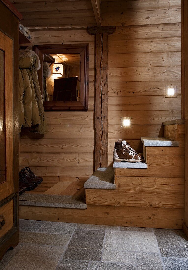 Holzgetäfelter Flur mit Treppe in einer Hütte
