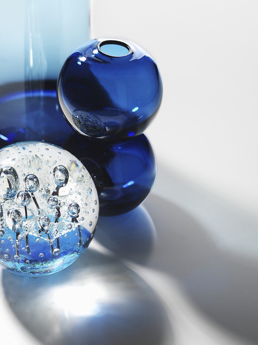Stillleben aus verschiedenen blauen Glasgefässen in Kugelform