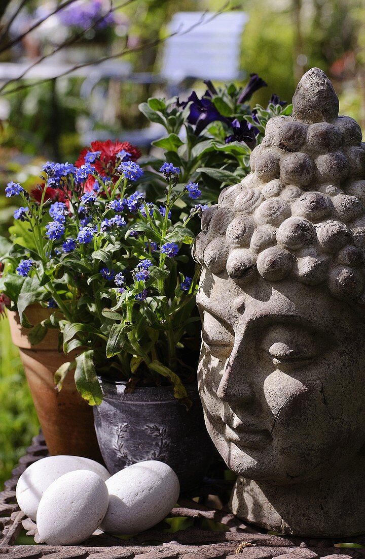 Buddha-Kopf als Gartendeko