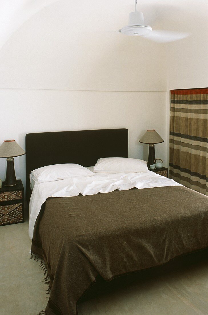 Schlafzimmer mit Doppelbett in einem Dammuso (Pantelleria, Sizilien, Italien)