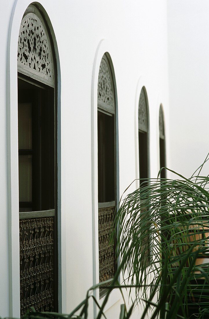Blick auf Hausfassade mit metallverzierten Rundbogenfenstern (Marokko)
