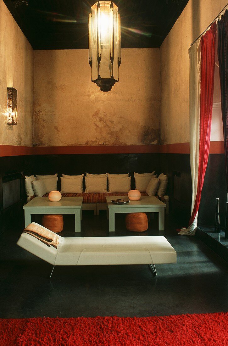 Marokkanisches Wohnzimmer mit Sitzecke, Tischen, Laterne & Chaiselongue
