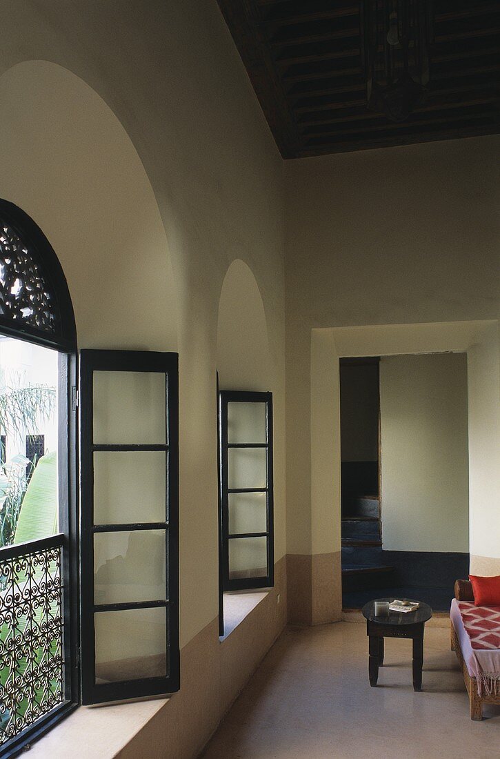 Wohnraum mit geöffneten Fenstern in einem marokkanischen Haus