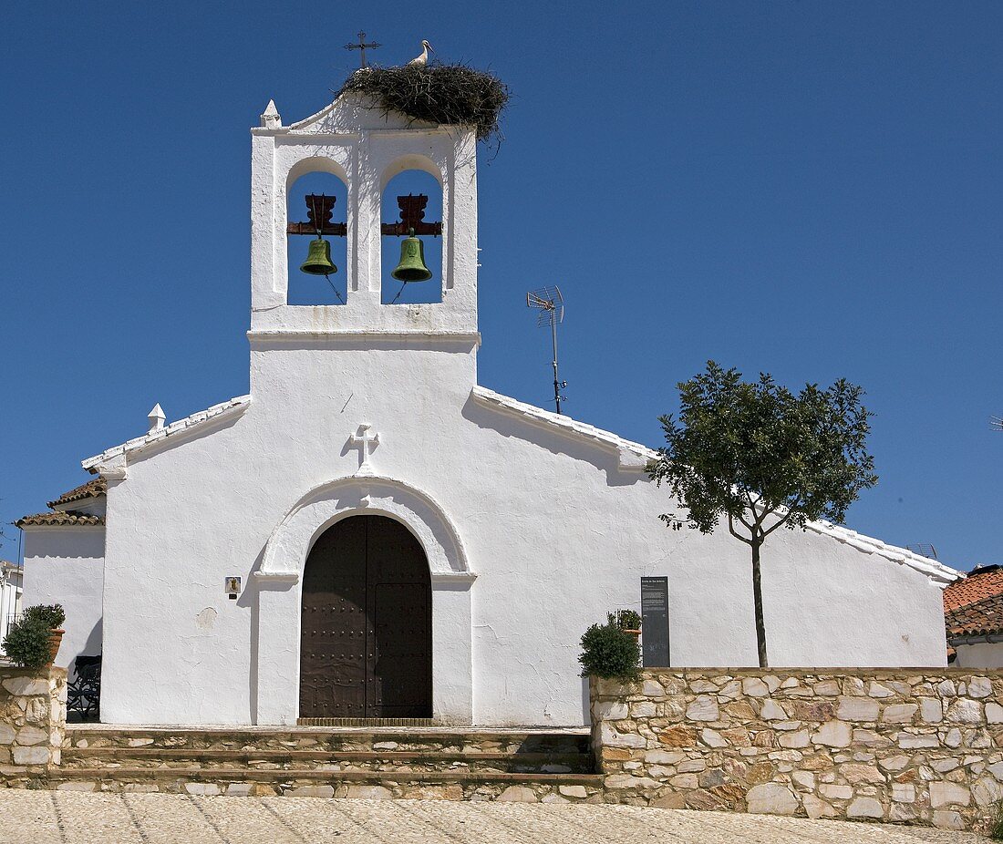 Kirche mit Storchennest im Dorf Los Marines (Andalusien, Spanien)