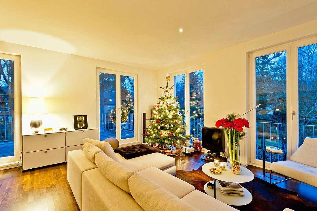 Moderne Wohnung mit Weihnachtsbaum, Hamburg, Deutschland