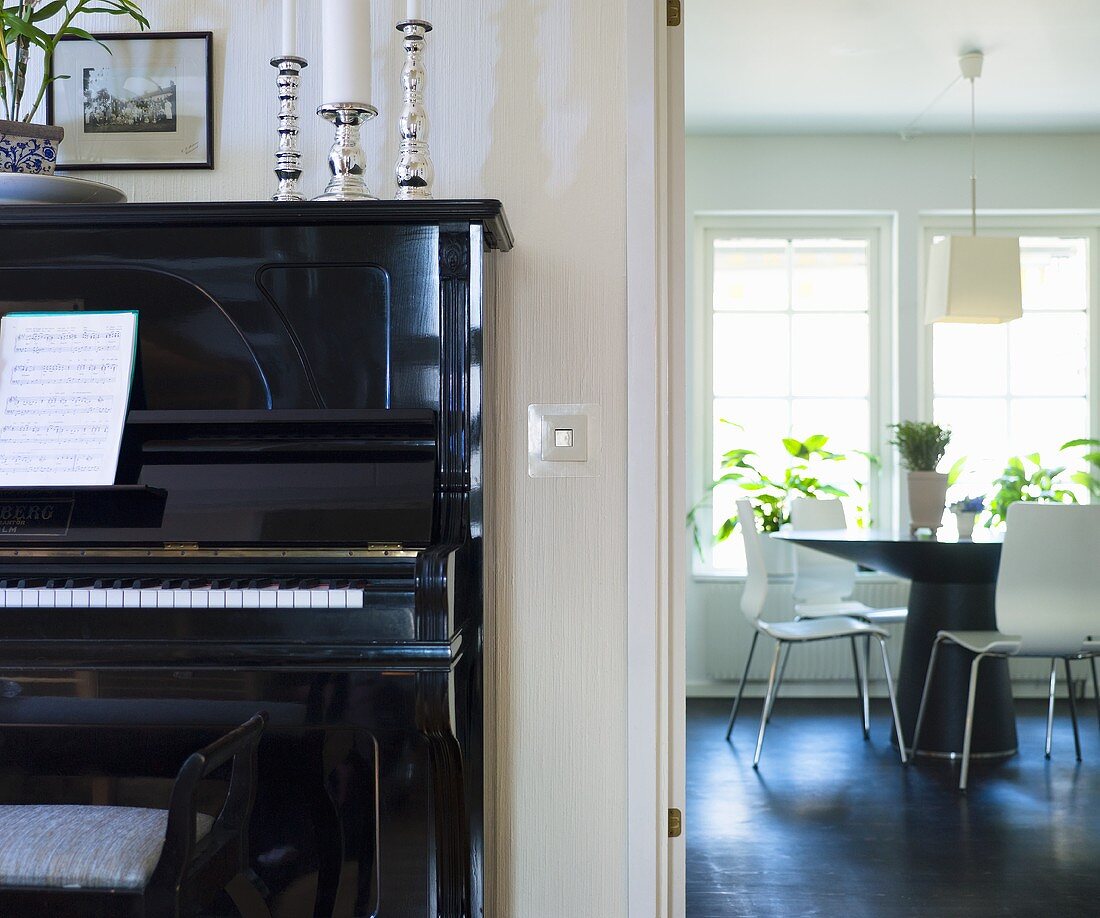 Klavier und Blick in Essraum mit Designermöbel