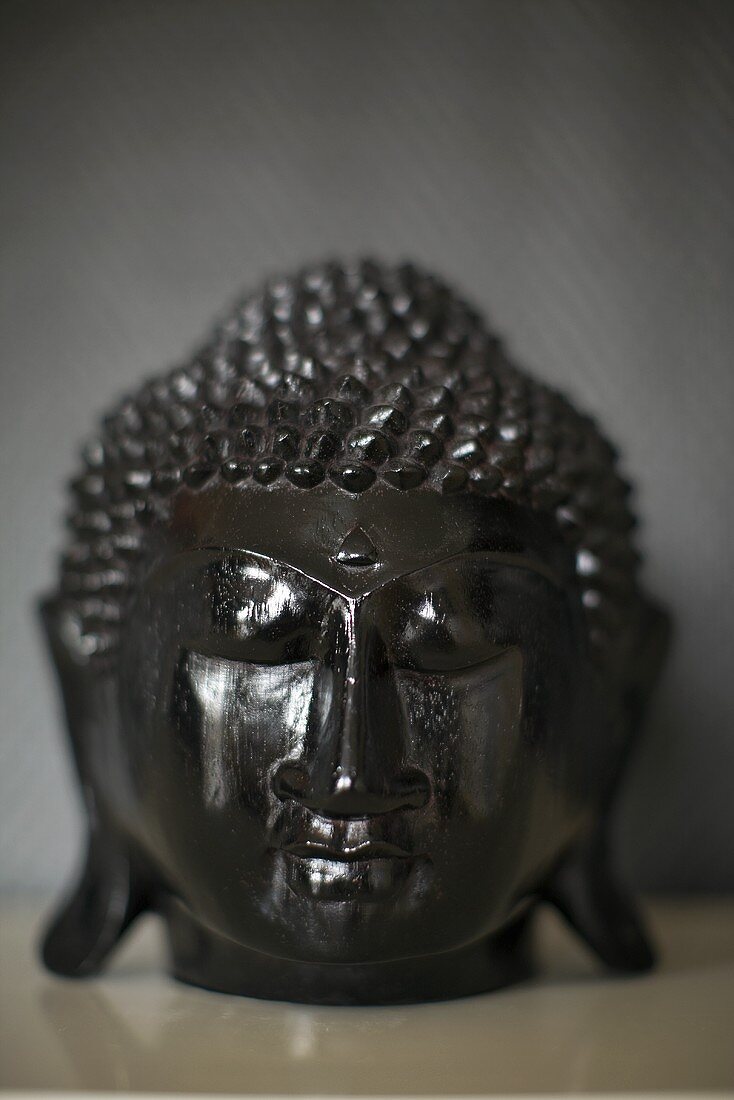 Buddhakopf aus schwarzem Holz
