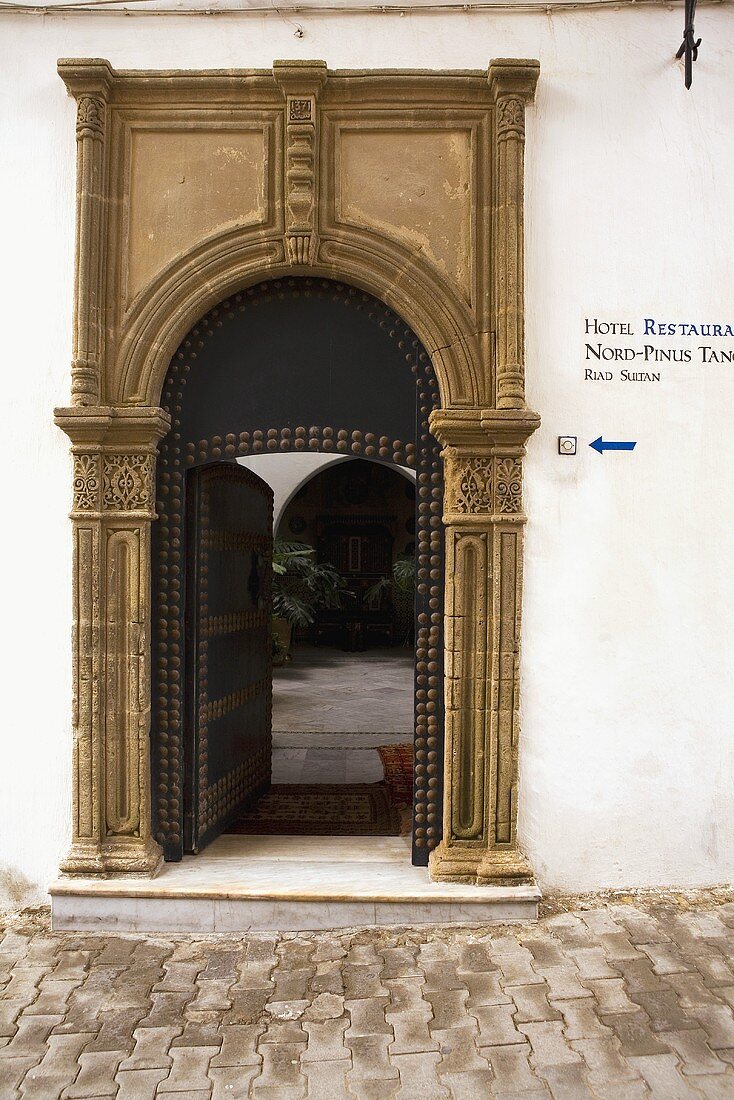 Imposantes Portal aus Stein mit Durchgang zum Innenhof