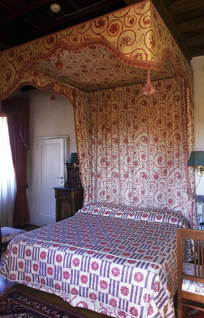 Schlafraum im Landhaus - Himmelbett und Baldachin mit floralem Muster