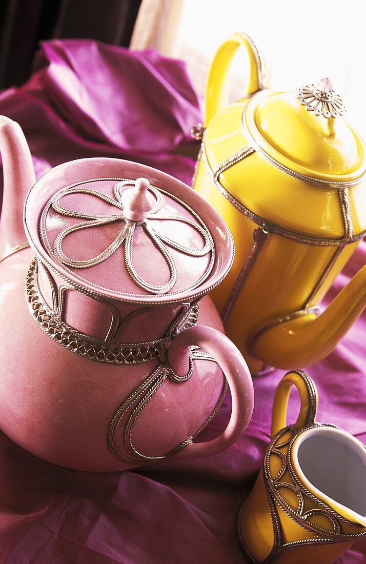 Marokkanische Teekannen in gelb und rosa
