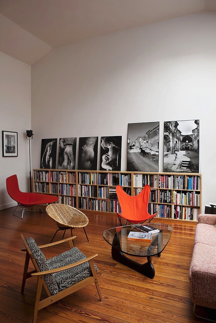 Wohnraum mit Möbeln im Fifties-Stil auf honigfarbenem Dielenboden