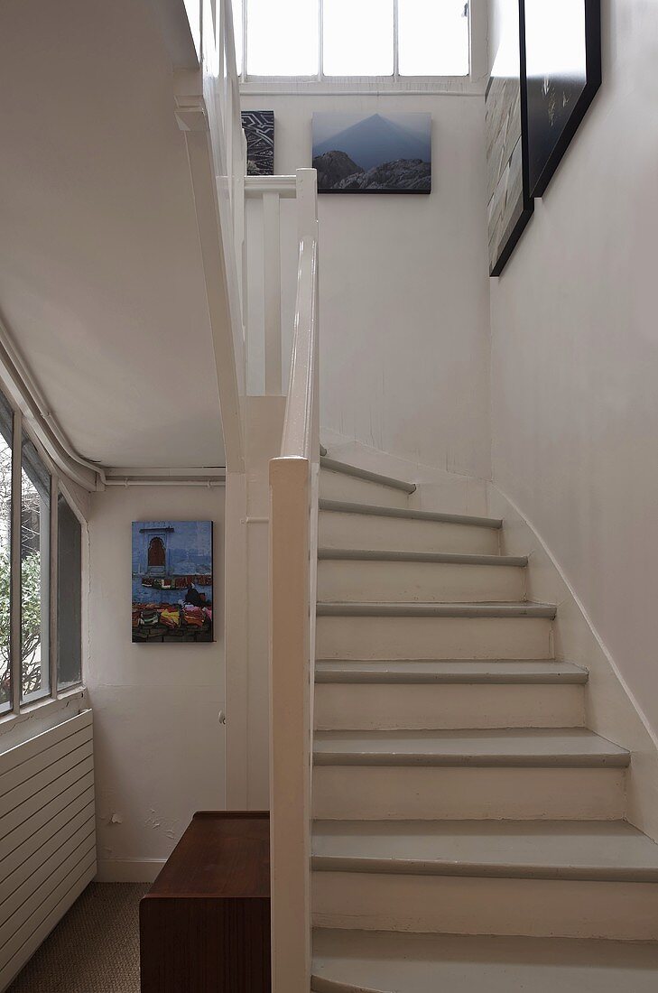Ländlicher Treppenaufgang mit weissen Holzstufen und Geländer