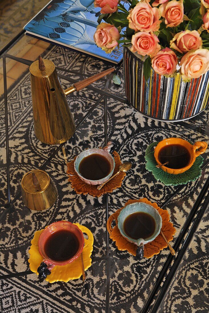 Orientalische Kaffeepause - bunte Mokkatassen mit Kaffee auf Glastisch