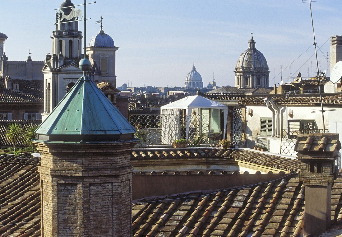 Dachlandschaft mit Blick auf Kirchentürmen in Mediterraner Stadt