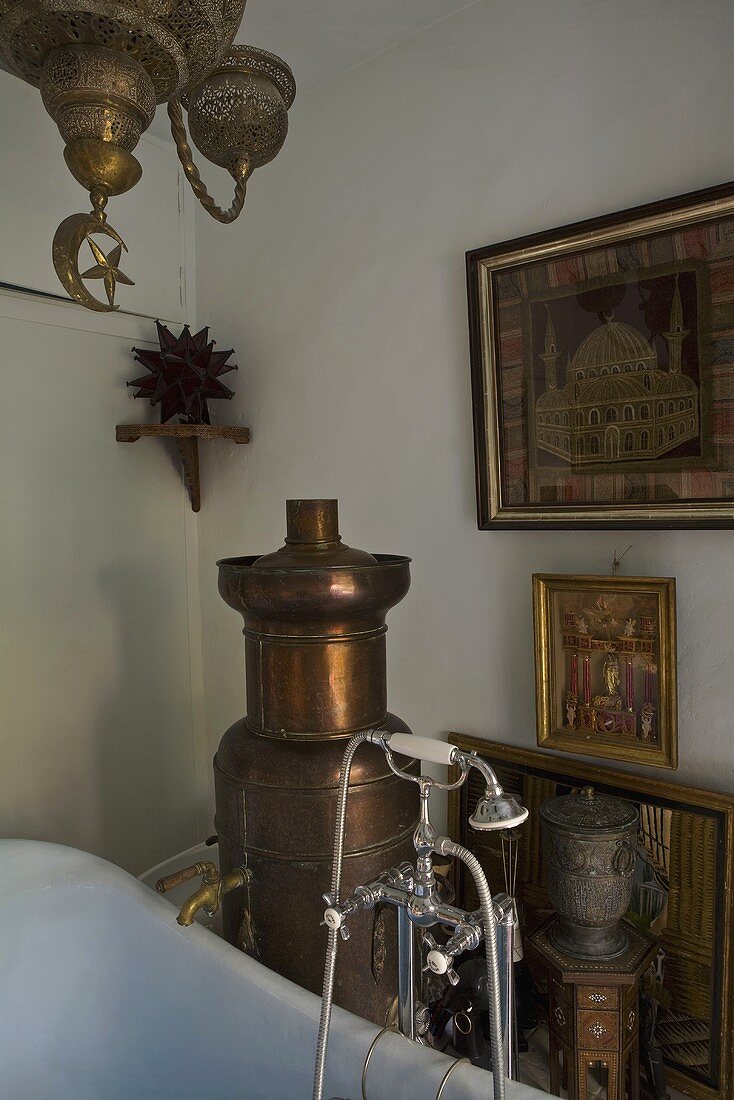 Orientalisches Badezimmer mit antikem Heizofen aus Kupfer