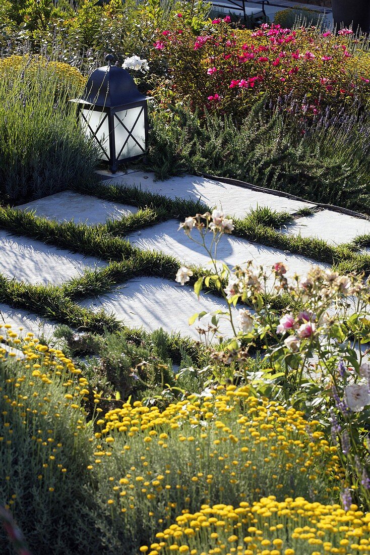 Gartenaussschnitt - Steinplatten mit Grasfugen und Laternenbeleuchtung