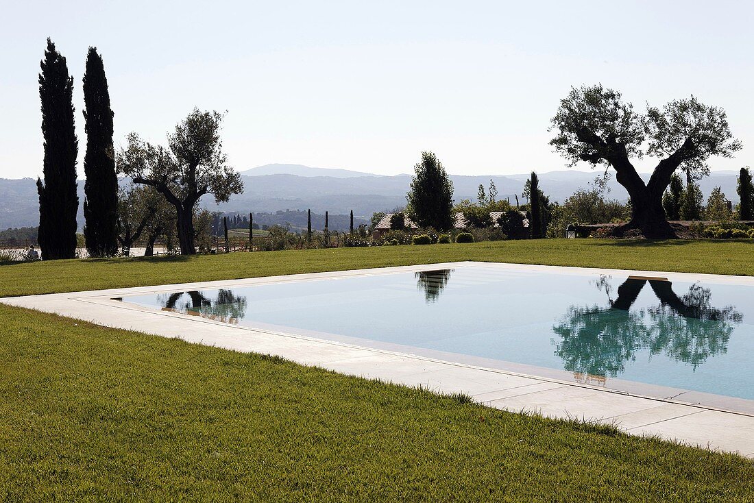Ruhige Stimmung am Pool mit Aussicht in die Mediterraner Landschaft