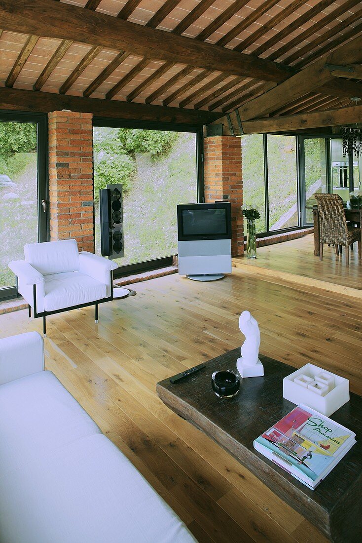 Minimalistischer Wohnraum im renovierten Landhaus mit Glasfront