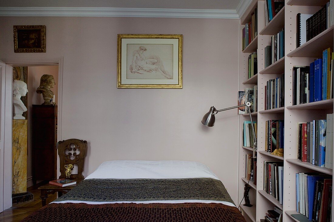 Rosafarbener Schlafraum und eingebautes Bücherregal in gleicher Farbe